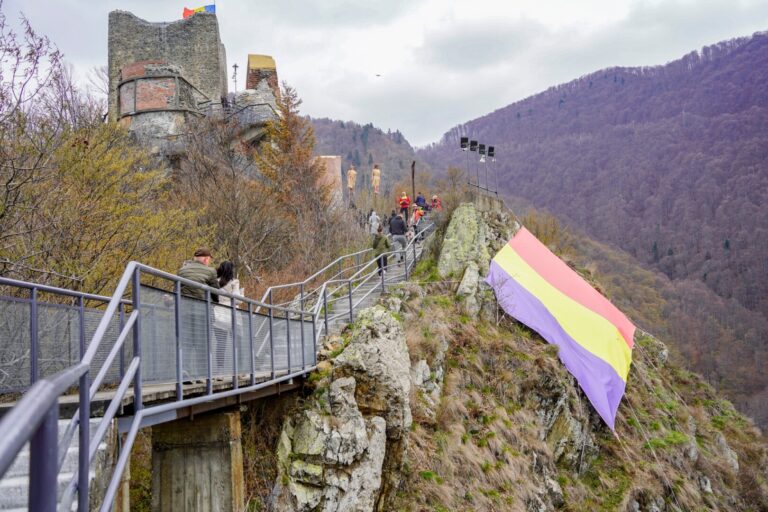 Cetatea Poienari, închisă din cauza urșilor, la două săptămâni de la redeschiderea ei