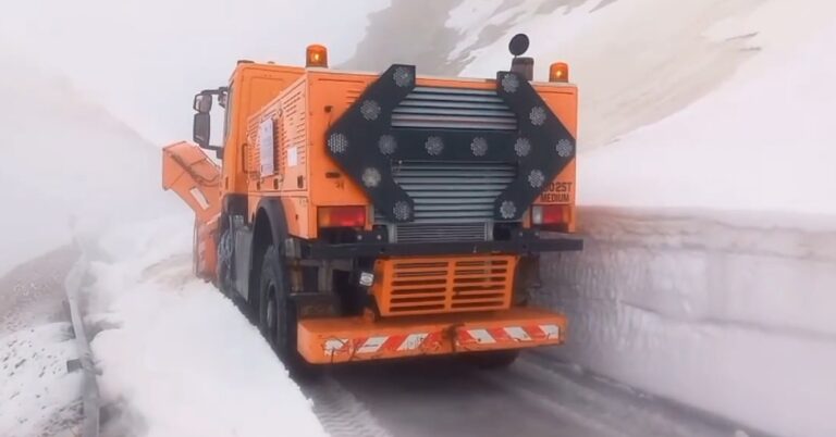 VIDEO | Drumarii lucrează la deszăpezirea DN 67C – Transalpina – cu autofreze de mare capacitate / Circulaţia rămâne închisă până la finalizarea operaţiunii şi punerea în siguranţă a drumului