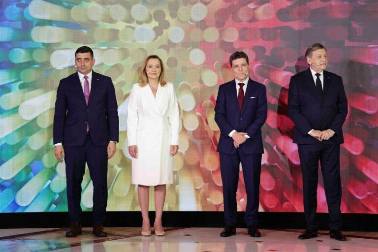 VIDEO | Prima dezbatere electorală – George Simion s-a retras, după ce i-a oferit flori Elenei Lasconi / Ce spun candidaţii despre anularea alegerilor şi schimbarea lui Marcel Ciolacu / Schimb dur de replici între Antonescu şi Dan şi acuzaţii