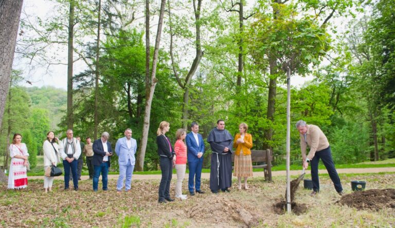 Familia Regală a plantat, la Castelul Săvârșin, un copac în memoria Papei Francisc