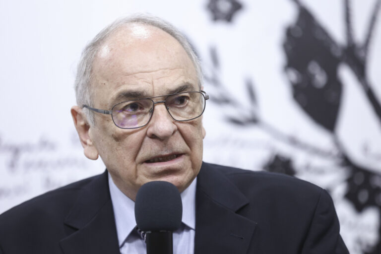 Gabriel Liiceanu: Ne aflăm cu spatele la zid. E de ieşit la vot