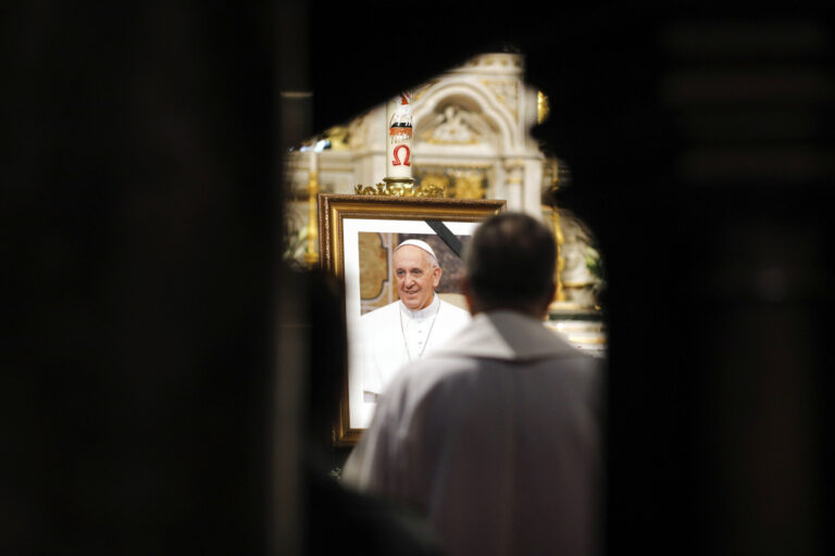 Funeraliile Papai Francisc – ceremonial grandios și maree de oameni