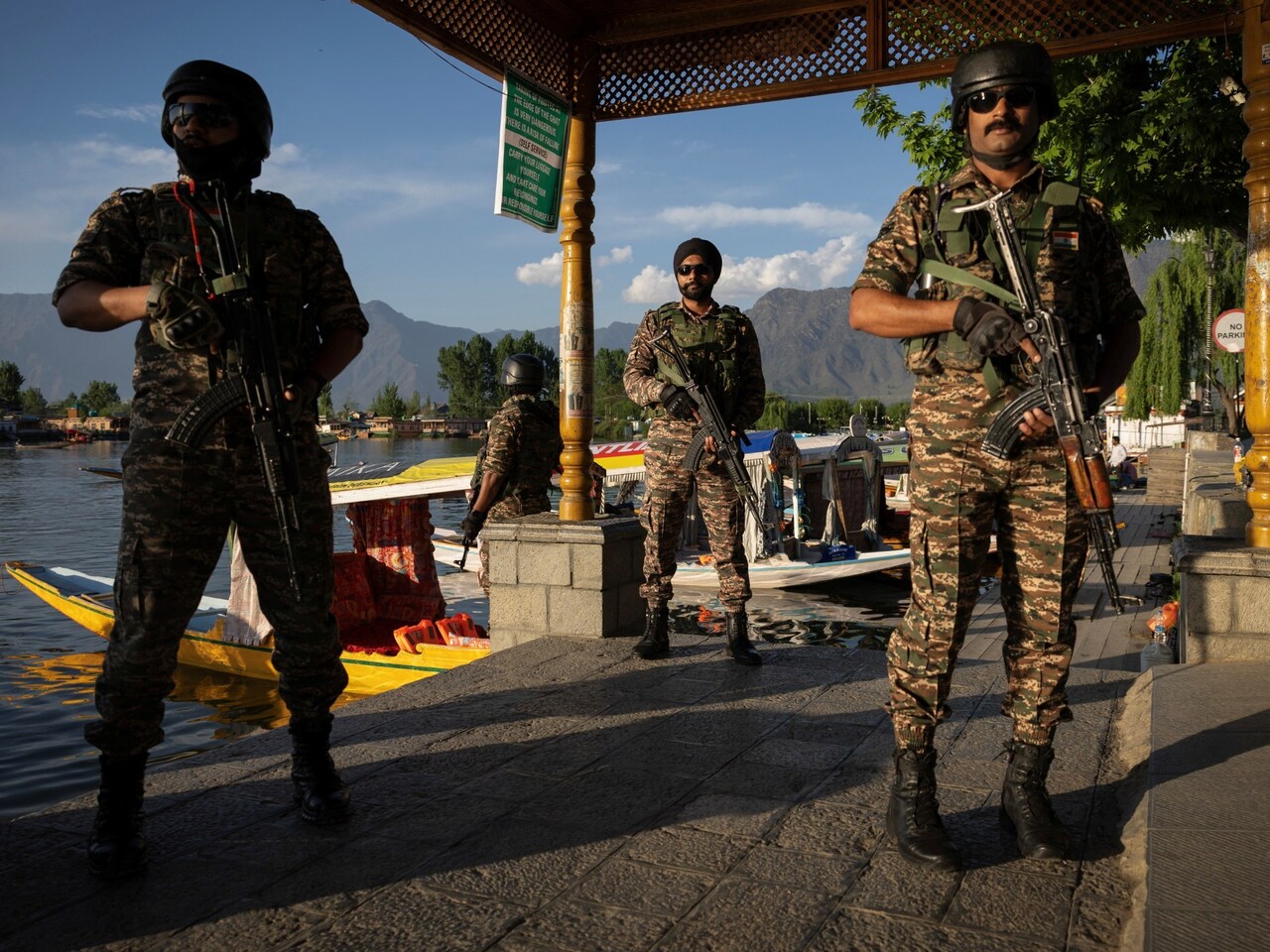 AFP: Tensiuni la granița indiano-pakistaneză. S-au tras focuri de armă pentru a cincea noapte la rând