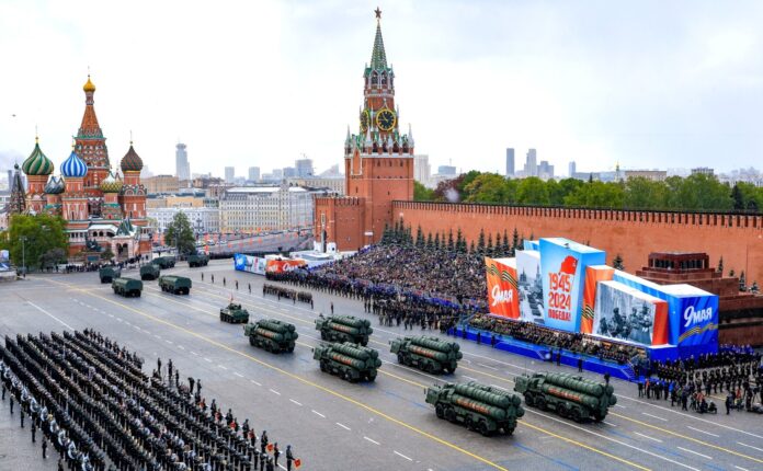 Rusia neagă anularea defilării de 9 mai din Piața Roșie, dar nu confirmă prezența armamentului la paradă