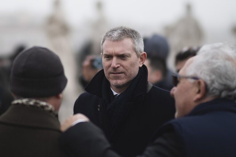 Doi dintre cardinalii electori vor lipsi de la conclav din motive de sănătate