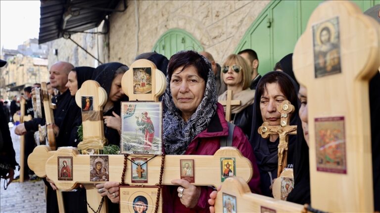 Mii de persoane participă la procesiunea Drumul Crucii din Ierusalim