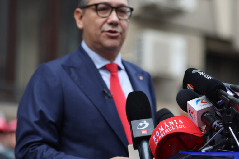 Scandalul fotografiilor | Ponta acuză: Această mizerie a fost pusă la punct de firma care lucrează pentru Antonescu / Kensington Communication neagă acuzațiile
