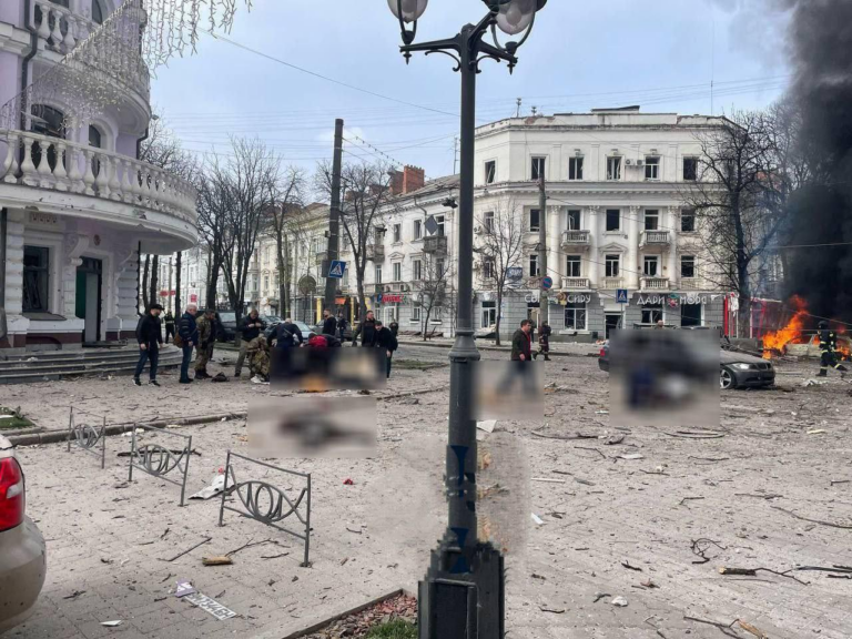 POLITICO: Atacul rusesc care a lăsat cadavre împrăştiate pe străzile oraşului Sumî nu este o „greşeală”. Este o strategie