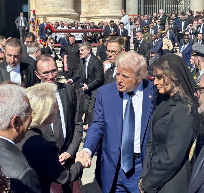 AFP: Trump și Von der Leyen au avut o scurtă discuție la Roma și au convenit o întâlnire ulterioară