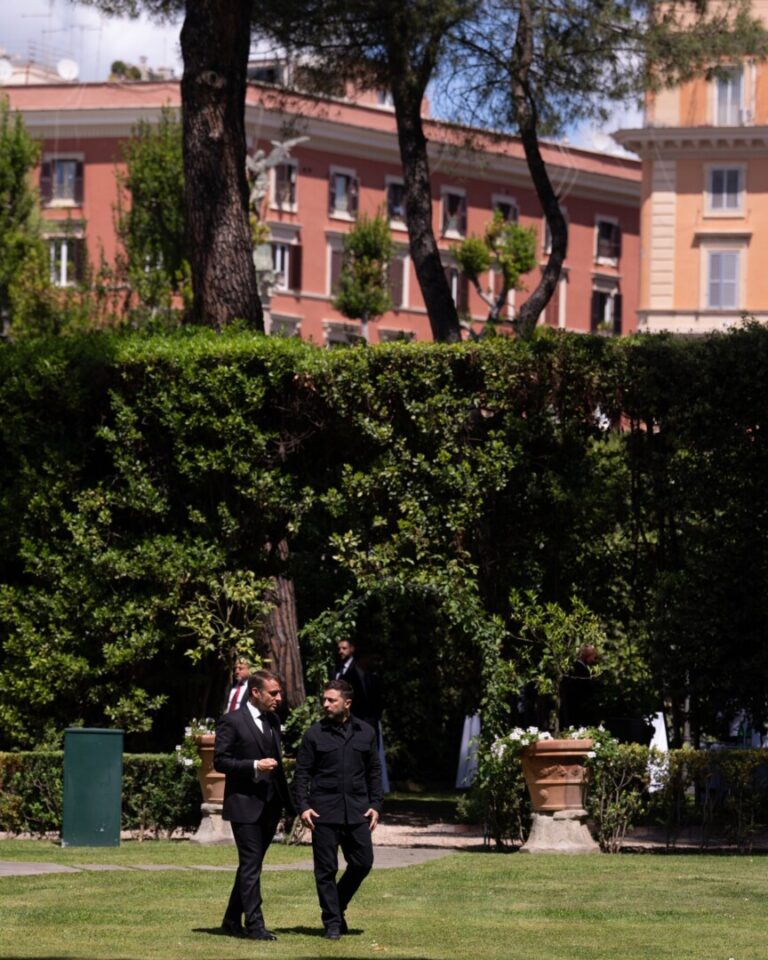 Întâlnire Zelenski-Macron în grădina Ambasadei Franţei la Roma, în marja funeraliilor Papei Francisc
