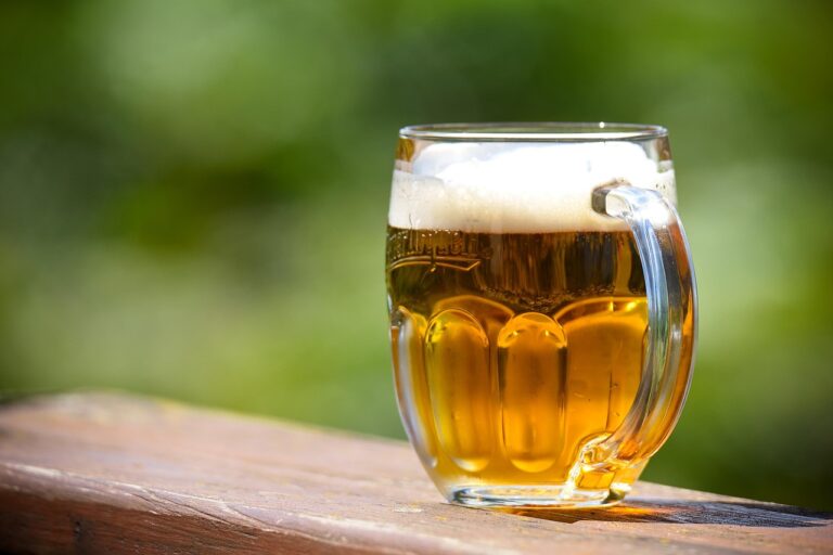 Medic: Alcoolul se recomandă în consum de două porţii la bărbați şi o porţie la doamne