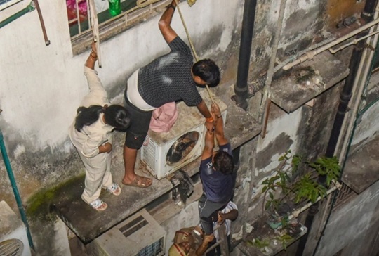 Tragedii în India: Incendiu la un hotel din Calcutta și prăbușirea unui zid la intrarea într-un templu din Andhra Pradesh. Cel puțin 23 de morți