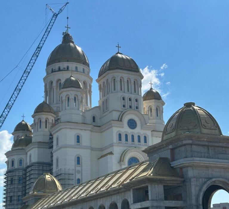 Crucea de 7 tone și șapte metri înălțime, montată pe turla mare a Catedralei Mântuirii Neamului
