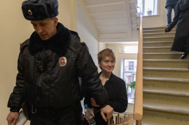 Trei ani de închisoare pentru o fată de 18 ani care a protestat prin poezii contra războiului