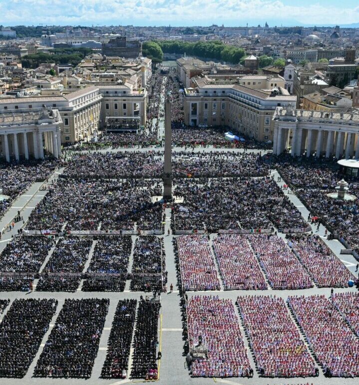Vaticanul: Peste 250.000 de persoane la funeraliile Papei Francisc