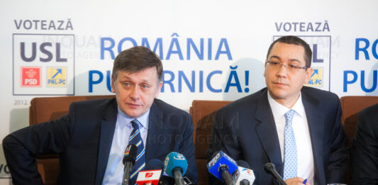 Crin Antonescu (S), presedintele Partidului National Liberal (PNL) si Victor Ponta (D), presedintele Partidului Social Democrat (PSD), sustin declaratii de presa comune, la finalul sedintei conducerii Uniunii Social Liberale (USL), in Bucuresti, luni 13 ianuarie 2014. Foto: Ovidiu Micsik / Inquam Photos