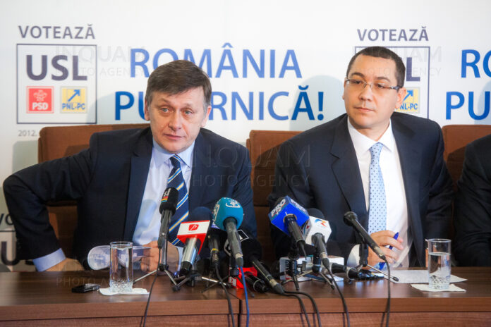Crin Antonescu (S), presedintele Partidului National Liberal (PNL) si Victor Ponta (D), presedintele Partidului Social Democrat (PSD), sustin declaratii de presa comune, la finalul sedintei conducerii Uniunii Social Liberale (USL), in Bucuresti, luni 13 ianuarie 2014. Foto: Ovidiu Micsik / Inquam Photos