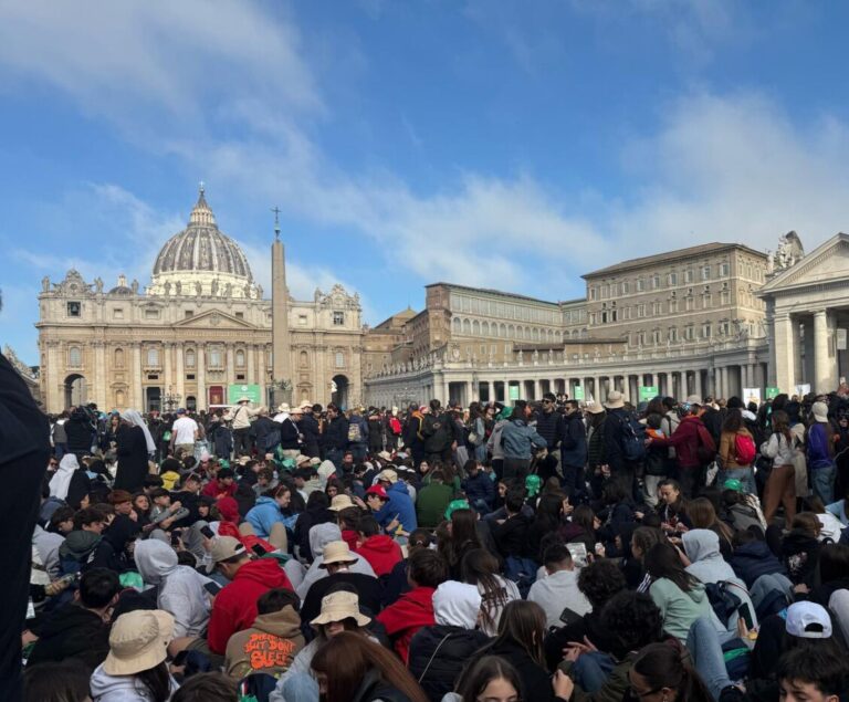 Aproximativ 200.000 de oameni s-au adunat duminică în piaţa Sf. Petru pentru a-l omagia pe Papa Francisc