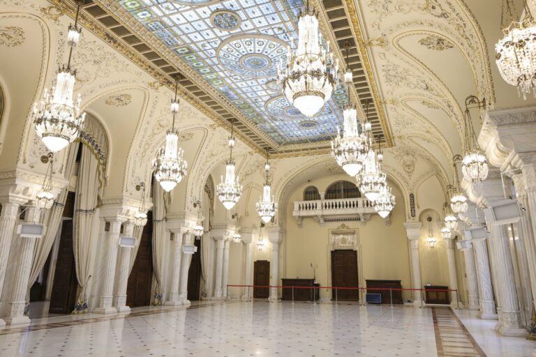 TVR organizează marţi dezbaterea finală a candidaţilor la preşedinţie. Evenimentul, preluat de mai multe posturi. Organizațiile media, invitate să adreseze întrebări