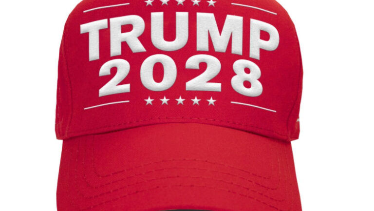 Șepci și tricouri cu inscripția „Trump 2028”, puse în vânzare în magazinul online al lui Trump