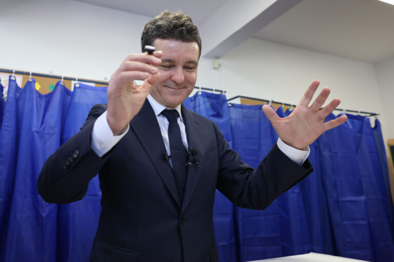Centrist Bucharest mayor makes runoff in Romanian presidential race