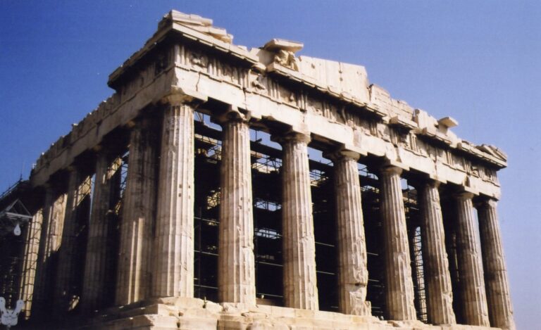 Grecia închide Acropola şi interzice munca în aer liber din cauza vremii toride