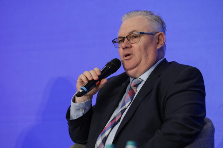 Profesorul Ciprian Mihali: „Cu un președinte ca Simion România va fi tratată cu același dispreț cu care acest derbedeu tratează Franța”