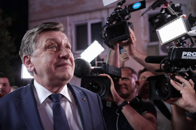 Bloomberg: Eliminarea lui Antonescu este a doua lovitură pentru partidele coaliţiei, lăsând guvernul premierului Marcel Ciolacu într-o poziţie mai fragilă