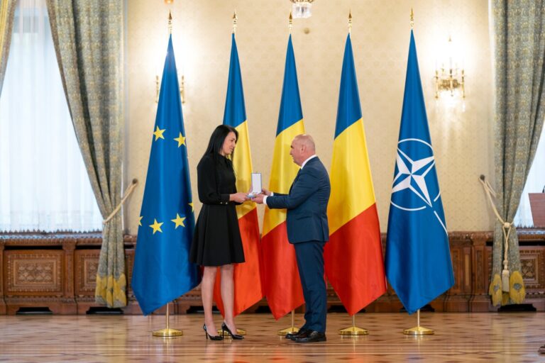 Cristina Neagu, decorată de preşedintele interimar Ilie Bolojan