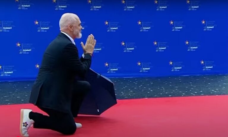 VIDEO | Summitul CPE: Premierul albanez a îngenuncheat în fața Giorgiei Meloni și i-a spus lui Macron ”Majestatea Voastră”