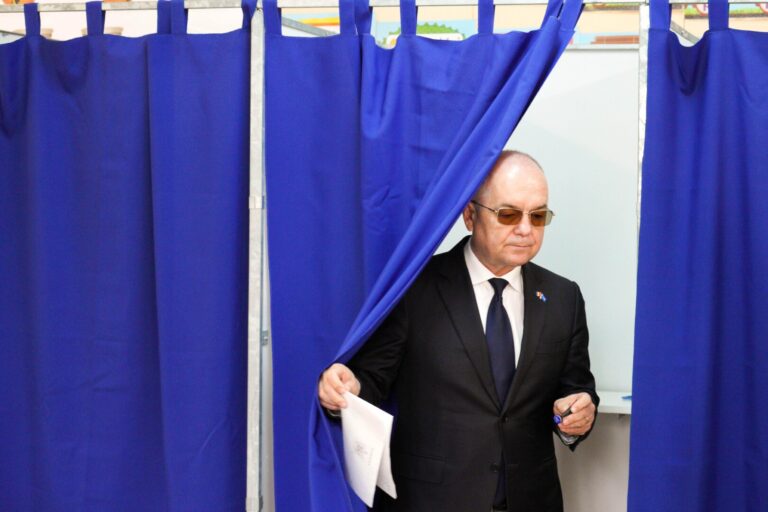 Emil Boc: Astăzi avem un referendum pentru menţinerea României în UE sau pentru deschiderea uşii ieşirii din UE