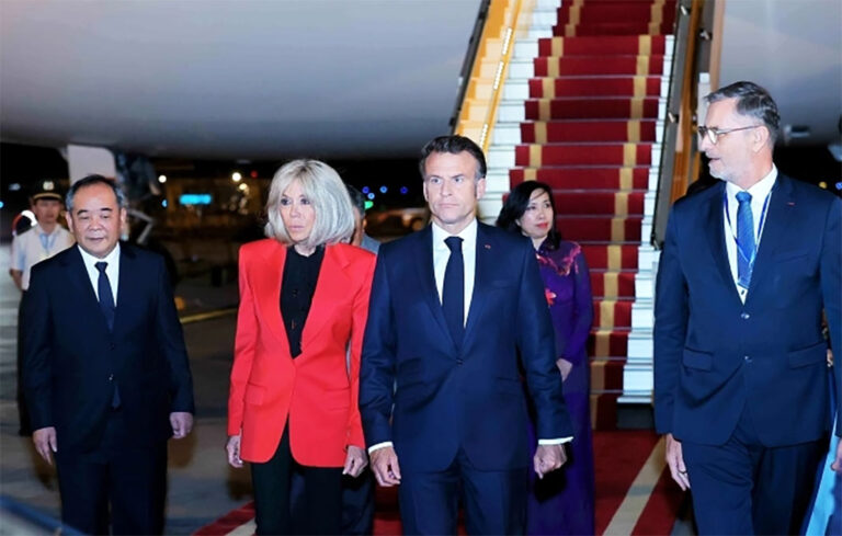VIDEO | Emmanuel Macron, pălmuit de soție la coborârea din avionul spre Hanoi. Președintele Franței susține că ”pur şi simplu a glumit” cu Brigitte