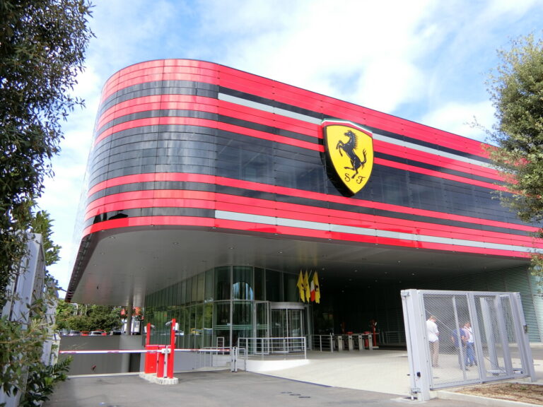 Ferrari va începe să comercializeze primul său model electric în luna octombrie 2026