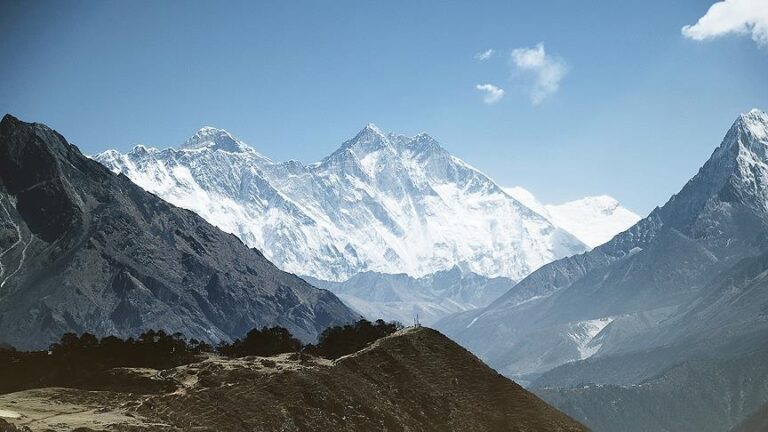 Alpinistul român Barna Zsolt Vago a murit pe vârful Lhotse din Nepal