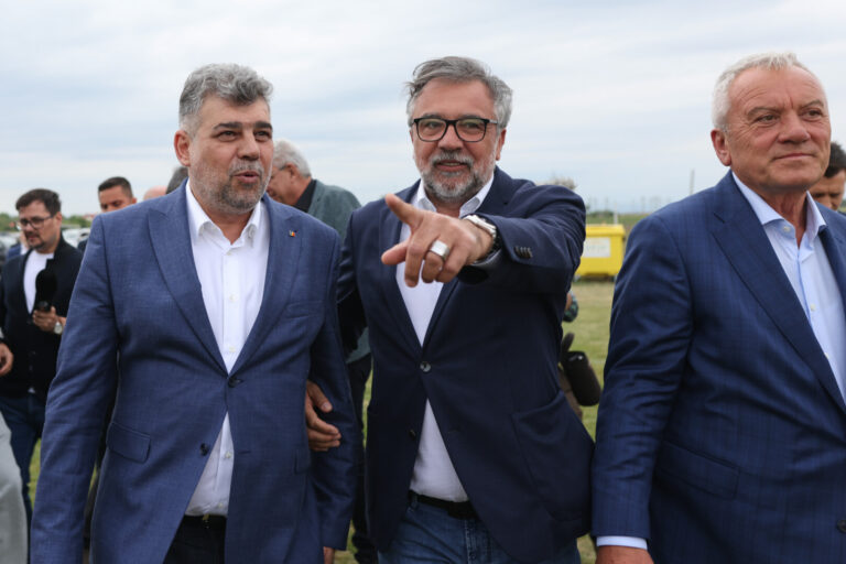 Primarul PSD de Buzău: Domnul Lucian Romaşcanu, după ce a bulversat moda pentru bărbaţi în Buzău, respectiv să porţi cercel cu diamant în ureche şi să nu porţi şosete, a bulversat şi partidul