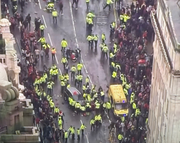 „Scene îngrozitoare”. Cine este bărbatul care a intrat cu maşina în mulţime la parada echipei Liverpool