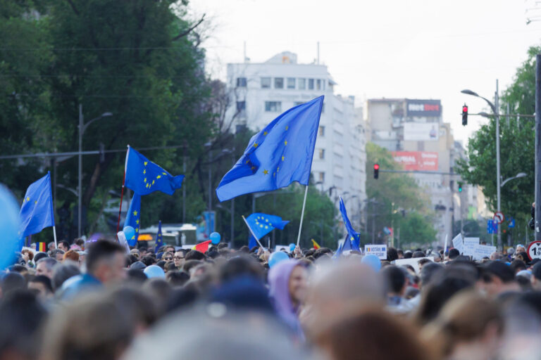 Thousands of Romanians rally in support of EU ahead of presidential runoff