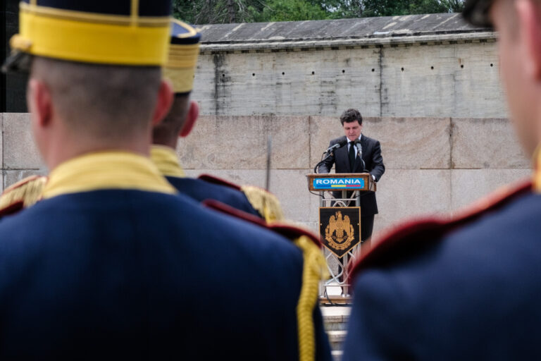 Nicuşor Dan, de Ziua Eroilor: Să lăsăm deoparte ceea ce ne separă şi să ne concentrăm pe ceea ce ne apropie / Să construim o Românie ancorată în spațiul european și euroatlantic