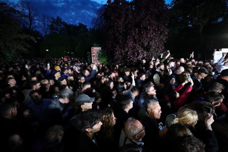 Sute de oameni au ieșit în centrul Capitalei pentru a sărbători victoria lui Nicușor Dan