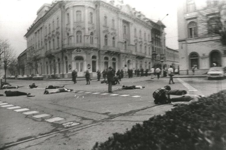 Ne va fi frică să ieșim din case, ne va fi frică să gândim, ne va fi frică să deschidem gura. Dar spre deosebire de bunicii și străbunicii noștri, noi totuși putem evita toate astea