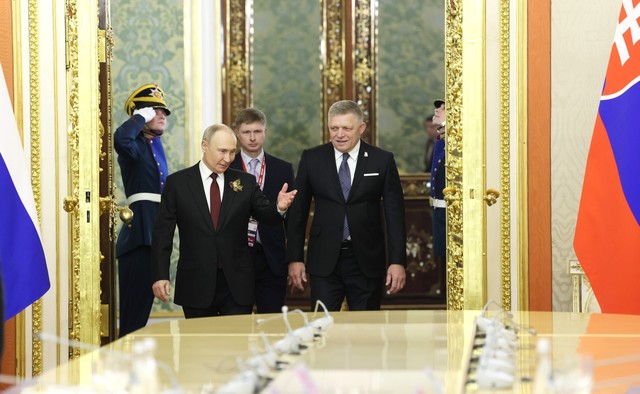 Premierul slovac ia în derâdere încercările UE de a-l împiedica să participe la parada de la Moscova şi vrea ca ţara să dezvolte relaţii cu Rusia