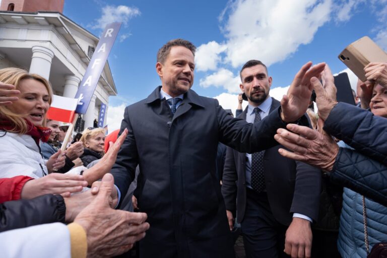 „Aceeaşi bătălie are loc şi în România”. Favoritul prezidențialelor din Polonia, un pro-european