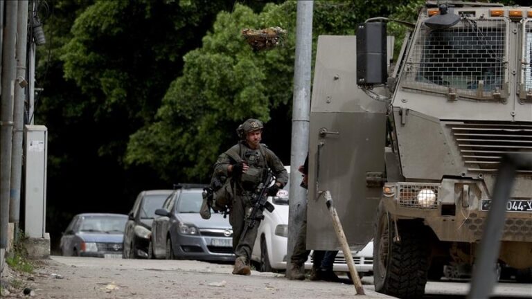VIDEO | Militari israelieni trag cu ”gloanţe reale” într-un grup de diplomaţi străini, inclusiv din România, într-o vizită la Jenin, organizată de Autoritatea Palestiniană. Armata israeliană ”regretă neplăcerile cauzate” şi evocă ”focuri de avertisment”