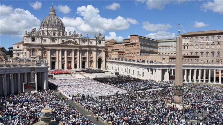 VIDEO | Ușile Capelei Sixtine de la Vatican au fost închise, conclavul a început