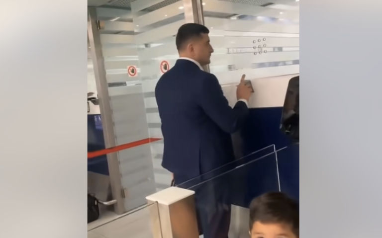 „N-am timp, mă!”. George Simion, surprins în timp ce sare peste rând la aeroport și bate în geamul unui ghișeu închis