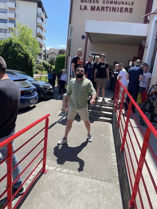 VIDEO | USR reclamă violenţe la o secție din Franța: Susţinătorii lui George Simion sunt extrem de bine organizaţi. Sunt investiţi foarte mulţi bani