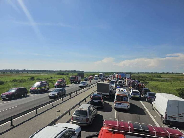 FOTO/VIDEO | Un copil a murit şi alte patru persoane au fost duse la spital după un teribil accident cu trei TIR-uri şi cinci autoturisme, pe autostrada A1