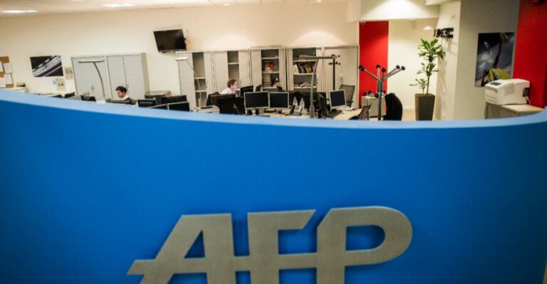 Afectată de criza din sectorul media, agenția de presă AFP anunță un ”program de economii”