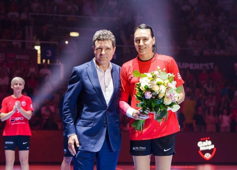 Cristina Neagu și-a încheiat cariera în handbal cu o gală la care a asistat și președintele României / 5.000 de fani au fost prezenți la marele eveniment