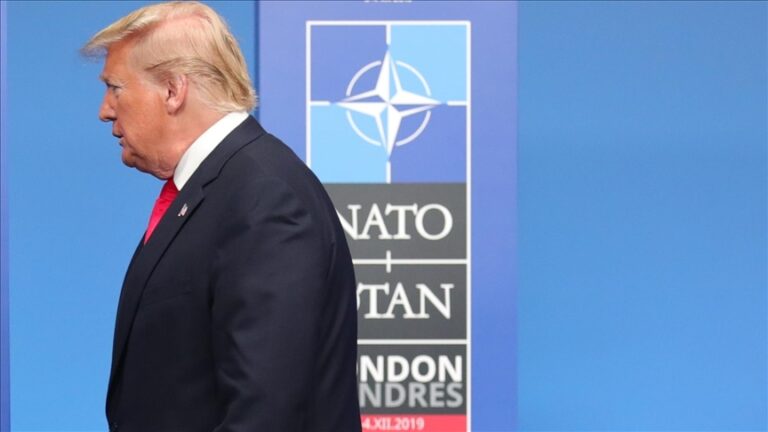 Donald Trump spune că pleacă de la summit cu o viziune „puţin diferită” asupra NATO, după ce a avut parte de scene „emoţionante” cu liderii